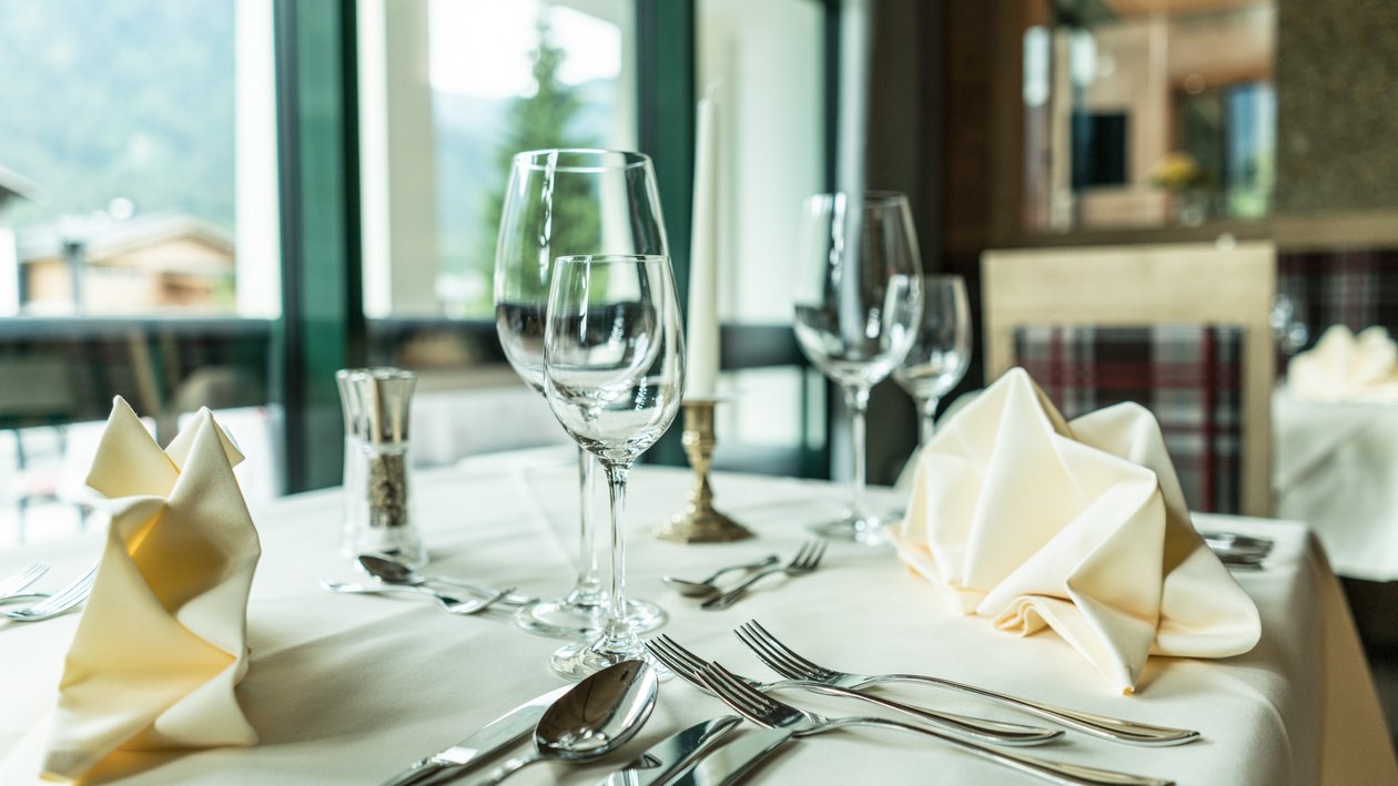 Elegante Tischdekoration im Hirschen Wohlfühlhotel Eine elegant gedeckte Restauranttisch mit Gläsern und Besteck, ideal für feine Anlässe.